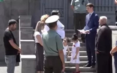 Պուտի՛ն, խոսքիդ տեր կանգնի, մենք Ձեզ հավատացինք. ակցիայի մասնակիցը՝ ՌԴ դեսպանատան դիմաց