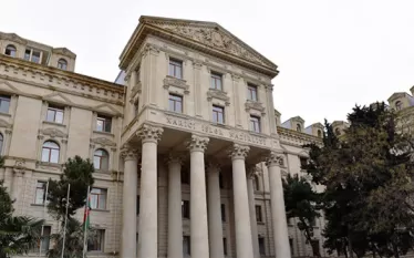 Ադրբեջանի արտաքին գործերի նախարարությունը հայտարարել է, թե Ադրբեջանը ոչ մի կապ չունի «Ադրբեջանի Ղարաբաղի շրջանի տեղի հայերի՝ Հայաստան կամ որևէ այլ երկիր տեղափոխվելու որոշման հետ»։ «Մենք պատրաստ ենք պայմաններ ստեղծել, որպեսզի Ղարաբաղի հայերն ունենան ավելի լավ կյանք, քան այն պայմանները, որոնցում նրանք ապրել են որպես Հայաստանի կողմից ստեղծված ռազմական խունտայի պատանդներ»,- ասվում է հայտարարության մեջ։ Այդ փաստաթղթում ընդգծվում է, թե Ադրբեջանը վճռական է «վերաինտեգրել հայկական ծագումով Ղարաբաղի բնակիչներին որպես