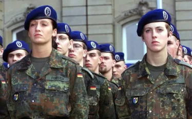 Կանայք ծառայում են մի շարք երկրների բանակներում. ԱՄՆ, Կանադա, Մեծ Բրիտանիա, Գերմանիա, Ֆրանսիա, Շվեդիա, Շվեյցարիա, Նիդեռլանդներ, Բելգիա, Դանիա, Նորվեգիա, Լյուքսեմբուրգ, Շրի Լանկա, Պորտուգալիա, Իսրայել, Իսպանիա, Հունաստան, Թուրքիա, Պակիստան, Հնդկաստան, Չինաստան, Հյուսիսային Կորեա և այլն:  ԱՄՆ  Մինչև 1948թ. կանայք կարող էին ծառայել միայն պատերազմի ժամանակ, սակայն 1948 թ.-ին ընդունված «Զինված ուժերում կանանց ինտեգրման մասին» օրենքում կանանց սկսեցին ընդունել նաև խաղաղ պայմաններում: 1992 թվից կանանց օրենքով չի ար