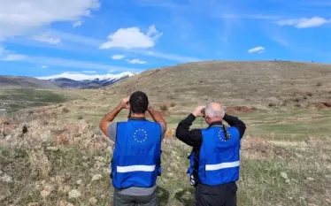 Եվրամիության երկրների դեսպանները ժամեր առաջ Բրյուսելում հավանություն են տվել Հայաստանում ԵՄ քաղաքացիական առաքելության մասին որոշմանը, որով եվրոպացի դիտորդները կմնան Հայաստանի սահմանամերձ շրջաններում ևս երկու տարի ՝ մինչև 2027 թվականի փետրվարի 19-ը։
