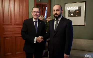 Էսպեն Բարթ Էյդե. «Ես շատ ուրախ եմ այստեղ՝ Օսլոյում, ընդունել իմ լավ ընկերոջն ու գործընկերոջը՝ արտաքին գործերի նախարար Միրզոյանին։ Մենք ունենք շատ լավ հարաբերություններ Հայաստանի, հայ ժողովրդի և այս կառավարության հետ։