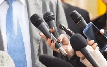  Ադրբեջանը շարունակում է իր բռնաճնշումները՝ ձերբակալելով ավելի շատ լրագրողների և ստեղծելով միջավայր, որում իշխանության տեսակետը չներկայացնող լրատվամիջոցները չեն կարող հանգիստ գործել։   Լրագրողների միջազգային և եվրոպական ֆեդերացիան (IFJ-EFJ) դատապարտում է ադրբեջանական իշխանությունների վերջին քայլերը՝ ուղղված տեղեկատվական տարածության հետագա վերահսկողությանը և կոչ է անում անհապաղ ազատ արձակել ձերբակալված լրագրողներին։