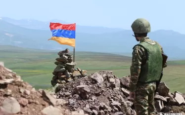 Հայաստանի ներքաղաքական երկպառակությունները լրջորեն թուլացրել են նրա ռազմավարական դիրքերը։ Սահմանադրությունը փոփոխելու, ԵԱՀԿ Մինսկի խումբը ցրելու և Ադրբեջանի դեմ հայցերը հետ կանչելու Հայաստանի կառավարության պատրաստակամությունը ներքին զգալի հակազդեցություն է առաջացրել: