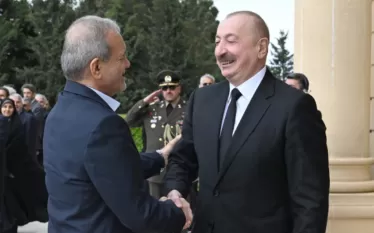 Թույլ չենք տա, որ ոմանք փչացնեն մեր հարաբերություններն Ադրբեջանի հետ կամ տարաձայնություններ առաջացնեն մեր միջև. այս մասին, Mehr-ի փոխանցմամբ, ասել է Իրանի նախագահ Մասուդ Փեզեշքիանը Բաքվում Ադրբեջանի նախագահ Իլհամ Ալիևի հետ հանդիպմանը:  «Միասին մենք կարող ենք խաղաղություն և անվտանգություն հաստատել տարածաշրջանում և լուծել մեր խնդիրները», - ընդգծել է Փեզեշքիանը։  Հիշեցնենք, որ այսօրվա հանդիպմանը Փեզեշքիանն ասել է, որ Ղարաբաղն Ադրբեջանի «անքակտելի» (չակերտները՝ Tert.am) մասն է:  Փեզեշքիանն այսօր ժամանել է Ադրբե