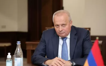 «Ուկրաինայի օրինակը հստակ ցույց է տալիս՝ ինչ կարող է տեղի ունենալ երկրի հետ, որը ճակատագրի բերմամբ հայտնվելով Ռուսաստան-Արևմուտք աշխարհաքաղաքական դիմակայության սահմանին, կդադարի հետևել ազգային շահերին և Արևմուտքին թույլ կտա իրեն վերածել ապակառուցողական աշխարհաքաղաքական սցենարների իրագործման գործիքի», - եզրափակել է ՌԴ դեսպանը: