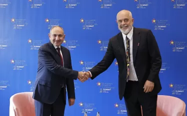 Վարչապետ Նիկոլ Փաշինյանն աշխատանքային այցով ժամանել է Ալբանիա` մասնակցելու Եվրոպական քաղաքական համայնքի 6-րդ գագաթնաժողովին: Այս մասին տեղեկացնում է վարչապետի կայքը:   Այցը մեկնարկել է Հայաստանի և Ալբանիայի վարչապետներ Նիկոլ Փաշինյանի և Էդի Ռամայի հանդիպմամբ:  Ալբանիայի վարչապետ Էդի Ռաման ողջունել է ՀՀ վարչապետի այցը Տիրանա և նշել, որ չնայած նրան, որ այցը միջազգային գագաթնաժողովի շրջանակում է` այսօրվա հանդիպումը կնպաստի երկու երկրների միջև հարաբերությունների հետագա զարգացմանն ու համագործակցության հեռանկարայ