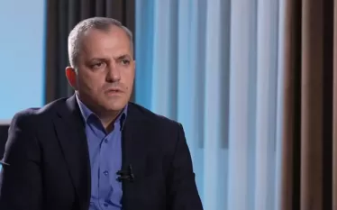 Արցախի նախագահ Սամվել Շահրամանյանը կալանավորված չէ, նման բովանդակությամբ տեղեկությունները կեղծ են և կոնկրետ նպատակներ հետապնդող։ Ավելին՝ Սամվել Շահրամանյանի մասնակցությամբ քննվող որևէ վարույթով վերջինս մեղադրյալի դատավարական կարգավիճակ չունի։ Այս մասին գրել է փաստաբան Ռոման Երիցյանը: