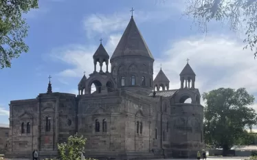 Ինչպես երկրի վարչապետի, այնպես և իշխանության տարբեր ներկայացուցիչների հռետորաբանությունից ակնհայտ է, որ ծրագրավորված այս գործողությունը իշխող ուժի եկեղեցահալած քաղաքականության հերթական դրսևորումն է։ Երբեք հնարավոր չէր պատկերացնել, որ հայրենի իշխանություններն ունակ են նման դավադիր հարված հասցնելու հայոց հնագույն ազգային հաստատությանը՝ Հայաստանյայց Առաքելական Սուրբ Եկեղեցուն այնպես, ինչպես նույնիսկ չեն վարվել ժամանակի օտար տիրապետողներ։  Կոչ ենք անում մեր ժողովրդի զավակներին շարունակելու նույն նախանձախնդրությ