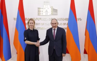Վարչապետ Նիկոլ Փաշինյանն ընդունել է Եվրոպական միության արտաքին գործերի և անվտանգության քաղաքականության հարցերով բարձր ներկայացուցիչ Կայա Կալասին: Այս մասին տեղեկացնում է ՀՀ վարչապետի կայքը:   Հանդիպման ընթացքում քննարկվել են Հայաստան-Եվրոպական միություն հարաբերությունների օրակարգին, ժողովրդավարական ինստիտուտների ամրապնդմանը, իրավունքի գերակայության և կառավարման բարեփոխումների ուղղությամբ համագործակցության խորացման հնարավորություններին վերաբերող հարցեր:  Վարչապետ Փաշինյանը շնորհակալություն է հայտնել ԵՄ-ին