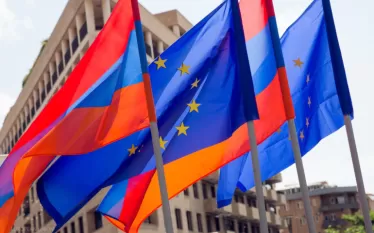 Շատ մեծ հարց է՝ Հայաստանին, առհասարակ, սպասո՞ւմ են ԵՄ-ում, թե՞ բացառապես դիտարկում որպես ներկա փուլում հարմար աշխարհաքաղաքական գործիք. այս մասին ճեպազրույցում ասել է ՌԴ ԱԳՆ պաշտոնական ներկայացուցիչ Մարիա Զախարովան:  Նա կրկնել է, որ Հայաստանի հավանական անդամակցումը ԵՄ-ին անհամատեղելի է ԵԱՏՄ-ին անդամակցության հետ:  «ԵԱՏՄ-ին անդամակցելու օգուտները հայ ժողովրդի համար անվիճելի և ակնհայտ են և անհամեմատելի Բրյուսելի անհիմն խոստումների հետ: ԵԱՏՄ-ից ստացվող օգուտը կոնկրետ թվերով և փաստերով է, իսկ թե ում և ինչպես է Բ