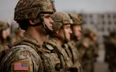 ԱՄՆ-ն մտահոգված է իր ռազմաօդային բազաների անվտանգության համար ԱՄՆ զինված ուժերը ստիպված են վերլուծել ամերիկյան ավիաբազաների անվտանգությունն՝ անօդաչու թռչող սարքերի աճող սպառնալիքի պատճառով. հաղորդել է Politico-ն։  «Մենք ունենք բազմաթիվ ինքնաթիռներ, որոնք պահվում են շենքերում, որոնք նախատեսված են եղանակային վատ պայմաններին դիմակայելու համար, բայց պաշտպանված չեն պայթուցիկ սարքերից», – նշել է Սենատի զինված ուժերի հանձնաժողովի նախագահ Ռոջեր Ուիքերը:  Հրապարակման համաձայն՝ ուկրաինական անօդաչու թռչող սարքերի հարձ