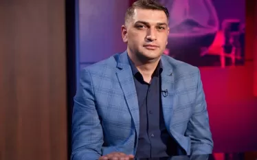 Թուրքիան Առաքելական եկեղեցին դիտարկում է այն միակ կառույցը, որն այս պահին կարող է Հայոց ցեղասպանության միջազգային ճանաչման գործընթացին ընթացք տալ։ Պաշտոնական մակարդակում Թուրքիայում կա ներքին ուրախություն, որ Փաշինյանն իրականացնում է իրենց մեկ նախապայման ևս՝ պայքարելով այն կառույցի դեմ, որը հայ ժողովրդի մեջ կարող է զարթոնք առաջացնել»,- ընդգծեց Մհեր Աբրահամյանը։