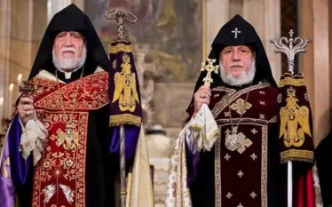 Ն.Ս.Օ.Տ.Տ. Արամ Ա. Կաթողիկոսի նախագահությամբ Անթիլիասի Մայրավանքում կայացել են Մեծի Տանն Կիլիկիո Կաթողիկոսության Ազգային Կենտրոնական վարչության կրոնական ու քաղաքական ժողովների լիակատար նիստը։  Ժողովը հատուկ քննարկել է Հայաստանի իշխանությունների ձեռնարկած հարձակողական վերաբերմունքն Ամենայն հայոց կաթողիկոսի եւ Սուրբ Էջմիածնի բարձրաստիճան հոգեւորականների դեմ։  Այս առումով, ժողովն արձանագրել է.  ա) Պետություն–եկեղեցի հարաբերությունների մասին ՀՀ Սահմանադրության համապատասխան կետերը կսահմանեն դրանց անջատ լինելը, հ