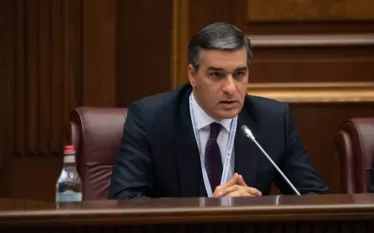 Վարչապետի պաշտոն զբաղեղնող ՔՊ կուսակցության ղեկավարի, ՔՊ անդամ պատգամավորների հրապարակումներից հստակ երևում է նաև, որ նրանք նախապես ծանոթ են եղել Քննչական կոմիտեի հրապարակած տեքստի բովանդակությանը:  Ես կարծում եմ` իրական է հավանականությունը, որ նրանք էլ հենց մասնակցել են իրավապահ մարմնի անունից հրապարակված տեքստի կամ այդ տեքստի առանձին ձևակերպումների շարադրանքին