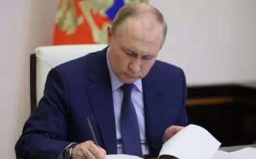 ՌԴ Նախագահ Վլադիմիր Պուտինը ստորագրել է օրենք, որը քաղաքացիություն չունեցող անձանց իրավունք է տալիս պայմանագրային հիմունքներով ծառայել Ռուսաստանի զինված ուժերում։ Օրենքը հրապարակվել է պաշտոնական իրավական տեղեկատվության պորտալում։