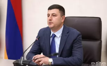 Այն ինչ գրում և անում է գործող կառավարիչը դա է իրական ահաբեկչությունը` սեփական երկրի ու նրա քաղաքացիների նկատմամբ: Այս մասին ֆեյսբուքյան իր էջում գրել է «Պատիվ ունեմ» խմբակցության քարտուղար Տիգրան Աբրահամյանը։   «Վախի մթնոլորտի սփռում, ահաբեկում, բռնություններ և մարդկանց նկատմամբ քաղաքական հետապնդումներ. սրանք մեր երկրում արդեն սովորական դարձած իրադարձություններ են և անընդհատ ուղեկցելու են մեզ այնքան ժամանակ, քանի սրանք կան:  Կառավարությունը երկիրը տանում է քաոսի և անկայունության ճանապարհով` խիստ հարվածի տա