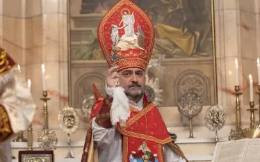 «Յուրաքաչյուր հայ, եթե ծանոթ է իր երկրի ու Եկեղեցու պատմությանը, վստահ կարող է ասել, թե որտեղի՛ց է գալիս և ո՛ւր է գնում։ Իսկ այն անձը, ով ընդամենն այդ պատմությունից պատառիկներ գիտի, ապագա չունի, որովհետև անցյալն իմանալով է, որ պիտի կառուցես ապագան, անցյալների սխալները տեսնելով է, որ պիտի փոխես ներկան և ապագայում սխալներ չգործես։ Իսկ ու՞ր ենք մենք այսօր։ Ազգովի կարծես այն իրավիճակի մեջ ենք, որ չգիտենք՝ որտեղի՞ց եկանք, ինչպե՞ս հայտնվեցինք այս օրհնաբեր հողի վրա և ու՞ր ենք գնում», - ասել է Ֆրանսիայի հայոց թեմի 