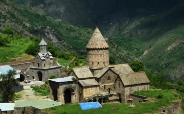 Հայկական լեռնաշխարհի մշակութային ժառանգության օմբուդսմեն Հովիկ Ավանեսովը գրում է․  «Ադրբեջանը պետական մակարդակով իրականացնում է բռնազավթված Արցախի տարածքում համամարդկային մշակութային ժառանգության համակարգված յուրացում և ոչնչացում։ Այդ գործողությունները հանդիսանում են ոչ միայն հայկական մշակույթի, այլև համամարդկային արժեքների դեմ ուղղված հանցագործություններ։