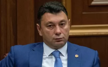 ակրոնի կողմից Նիկոլին քաջալերելը շատ ծանր է նստում Հայաստանի ու հայ ժողովրդի վրա։ Այս մասին ֆեյսբուքյան իր էջում գրել է Էդուարդ Շարմազանովը։  «2022-ի հոկտեմբերի 6-ին Մակրոնը ողջունեց Փաշինյանի կողմից Արցախի ճանաչումն Ադրբեջանի մաս։  Դրա արդյունքում 2022-ի դեկտեմբերից Ադրբեջանը բլոկադայի ենթարկեց Արցախը։  Իսկ վերջնարդյունքում՝ Արցախը 2023-ի սեպտեմբեր-հոկտեմբերին հայաթափվեց։  Հիմա էլ Մակրոնը հայտարարում է.«Հայաստանի և Ադրբեջանի միջև խաղաղության պայմանագրի` հնարավորինս շուտ ստորագրումը կարող է նոր էջ բացել»։  