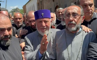 իմ համոզմամբ Բագրատ սրբազանը ոչ մի ահաբեկչական խմբավորում էլ չի ստեղծել:  Հետևաբար ես չէի կարող գոյություն չունեցող որևէ բանի սատարել կամ մասնակցել, ուստիև Վեհափառ Հայրապետն էլ չէր կարող գոյություն չունեցող որևէ բանի հովանավորել:  Հասկացա՞ր, այ .......... (լրացնել ըստ արժանվույն)»,- նշել է նա: