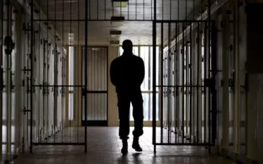 «Բաքվի բանտերում պահվող հայ գերիների շրջանում եղել են ինքնասպանության փորձեր», - «Ազատությանն» այսօր փոխանցեց Եվրոպական դատարանում գերիների շահերի պաշտպան Սիրանուշ Սահակյանը:   Իրավապաշտպանի խոսքով՝ գերիները օրերս հեռախոսազրույց են ունեցել իրենց հարազատների հետ, որոնց ժամանակ էլ հայտնի է դարձել ինքնասպանության փորձերի մասին: Առանց անուններ հնչեցնելու Սահակյանը միայն տեղեկացրեց, որ ինքնասպանության փորձ իրականացնողները եղել են ոչ թե Արցախի ռազմաքաղաքական ղեկավարության, այլ մյուս գերիների շրջանում:  «Ցավոք, չե