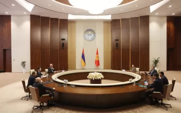 Պաշտոնական այցով Ղրղզստանում գտնվող ՀՀ ԱԺ նախագահ Ալեն Սիմոնյանը հանդիպել է Ղրղզստանի նախագահ Սադիր Ժապարովի հետ:  Անդրադառնալով Հայաստանի և Ադրբեջանի միջև խաղաղության հաստատման գործընթացին` Սադիր Ժապարովը ողջունել է Վաշինգտոնում տեղի ունեցած հանդիպումը և դրա արդյունքում ընդունված հռչակագիրն ու նախաստորագրված խաղաղության համաձայնագիրը:  Ալեն Սիմոնյանը Ղրղզստանի նախագահի ուշադրությունն է հրավիրել  Ադրբեջանում գտնվող գերիների և ապօրինի պահվող անձանց խնդրին` նշելով, որ այն պահանջում է հրատապ լուծում:  Զրուցակի