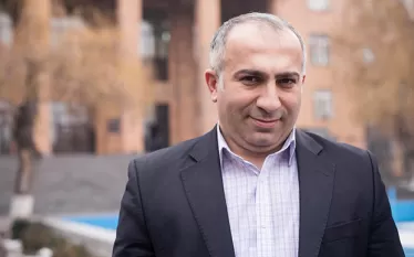 «Մենք բոլորս մեր արժեքների ու մեր վախերի, բարդույթների արտացոլումն ենք: Մեկի մոտ դրանք հստակ ուղղվածություն ունեն, որ դրսևորվում են նրա վարքում, պահվածքում, մեկ ուրիշի մոտ՝ լատենտ են. դրսևորվում են՝ էքստրեմալ պայմաններում, իշխանության գալու ժամանակ, ստրեսի կամ արտակարգ իրավիճակներում»: Այս մասին գրում է քաղաքագետ Ալեն Ղևոնդյանը։  «Այսօրվա Հայաստանը ծայրահեղ բևեռացման ու փոխադարձ ատելության, անտագոնիզմի Հայաստան է: Մյուս կողմից՝ հանրային անտարբերությունը անցել է ռացիոնալության ու մտածողության բոլոր հնարավոր 