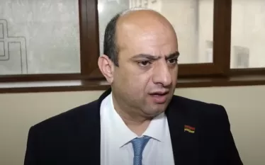 Մենք հիմա խաղաղության պայմաններում ենք ապրում, ես հավատում եմ ստրոգրված պայմանագրին, այն նախաստորագրված է, պետք է գնալ ստորագրման ճանապարհով։ Այս մասին այսօր լրագրողների հետ զրույցում ասել է ՔՊ պատգամավոր Վահե Ղալումյանը։ Վերջինս նշեց, որ պետք է փակել հարևանների հետ թշնամության էջը և սկսել շփումը։  «Ճանապարհների ապաշրջափակման և խաղաղության պայմանագրի կնքման հիմքը հենց առևտուրը, շփումն է։ Մեր պետությունը տասնյակ տարիներ մեկուսացված առանց ճանապարհների, մի կերպ հարատևել ենք, և հիմա հնարավորություն կա, որ մենք 