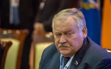 Եթե ​​մենք ցուցադրենք «վատ խաղաղությունը լավ վեճից լավ է» ոճը, ապա անհրաժեշտություն կա կարգավորել հարաբերությունները Ադրբեջանի հետ, ասում է Պետդումայի ԱՊՀ հարցերով, եվրասիական ինտեգրման և հայրենակիցների հետ հարաբերությունների կոմիտեի նախագահի առաջին տեղակալ Կոնստանտին Զատուլինը։  Միևնույն ժամանակ, ըստ քաղաքական գործչի, դա չի նշանակում, որ Մոսկվան պետք է տարվի այս համագործակցության խորության վերաբերյալ։ Lenta.ru-ի հետ զրույցում պատգամավորը նշել է մի շարք հարցերի շուրջ երկու երկրների դիրքորոշումների տարբերութ