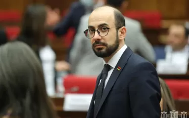 Հայրենիքի սահմանների պաշտպանության ժամանակ հայորդիները զոհվել են, որ մենք երջանիկ ապրենք: Այս մասին ճեպազրույցի ընթացքում ասել է ՔՊ  խմբակցության քարտուղարը Արթուր Հովհաննիսյանը՝  անդրադառնալով այն հարցին, թե ինչու 2022 թվականի սեպտեմբերի 13-ին ադրբեջանական ագրեսայի հետևանքով հարյուրավոր զոհերի օրը տոնախմբություն է կազմակերպվել։  «Մեր հայրենակիցները զոհվել են, որ մենք ապրենք, իրենք զոհվել են, որ մենք երջանիկ լինենք։ Իրենք իրենց կյանքը տվել են ՀՀ-ի պետականության, ժողովրդի բարեկեցության, մեր բոլորի, երեխաների