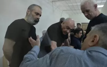 Բաքվում շարունակվում է ապօրինաբար պահվող Արցախի ռազմաքաղաքական ղեկավարության դեմ դատական ֆարսը։  Գեներալ-մայոր Դավիթ Մանուկյանը և Արցախի ԱԳ նախկին նախարար Դավիթ Բաբայանը միջնորդել են որպես վկա կանչել Նիկոլ Փաշինյանին և Արարատ Միրզոյանին, ինչպես նաև ԵԱՀԿ դեսպան Անջեյ Կասպշիկին։ Դավիթ Բաբայանն առաջարկել է դատի տալ ԵԱՀԿ Մինսկի խմբի համանախագահներին, մասնավորապես դեսպան Անջեյ Կասպշիկին, ինչպես նաև Հայաստանի արտգործնախարար Արարատ Միրզոյանին:  Արցախի խորհրդարանի նախկին խոսնակ Դավիթ Իշխանյանն իր հերթին միջնորդել է