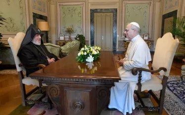 Գարեգին Երկրորդը Լևոն 14-րդ Պապի ուշադրությանն է ներկայացրել նաև Արցախից տեղահանված արցախահայության հիմնախնդիրները, Արցախում ոչնչացման վտանգի առջև կանգնած հայ հոգևոր և մշակութային ժառանգության պահպանության, ռազմագերիների և պատանդառվածների ազատ արձակման հրամայականը։