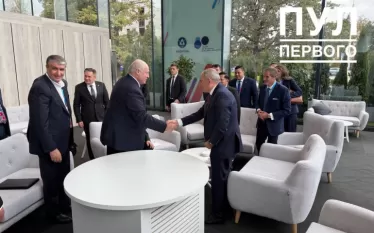 Մոսկվայում կայացած «Համաշխարհային ատոմային շաբաթ» միջազգային ֆորումում իր ելույթի ժամանակ Բելառուսի նախագահ Ալեքսանդր Լուկաշենկոն հայտարարեց բոլոր գործընկեր երկրներում ատոմակայանների կառուցմանը նպաստելու իր պատրաստակամության մասին։  Այս կապակցությամբ նա նախ շնորհակալություն հայտնեց իր ռուս գործընկեր Վլադիմիր Պուտինին։  «Եվ ձեզ, Վլադիմիր Վլադիմիրովիչ, շնորհակալություն մեր երկիրը իսկապես միջուկային պետություն դարձնելու, գաղտնիքներ չխնայելու, միջազգային իրավունքն ու սկզբունքները պահպանելու համար, և մենք պատրաս