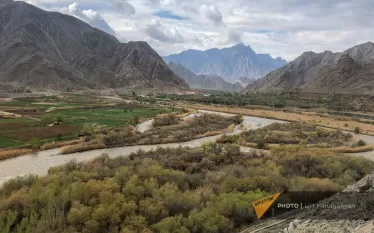 Ալիևը կրկին վերադարձել է իր հին բառապաշարին։ Այս մասին գրել է քաղաքագետ Սուրեն Սուրենյանցը:   «Այսօր, Ասիայում փոխգործակցության և վստահության կառուցման միջոցների համաժողովում, նա հայտարարել է․    «Ադրբեջանը դառնում է Եվրասիայի կարևորագույն տրանսպորտային-լոգիստիկ հանգույցներից մեկը։ Չեմ կասկածում, որ «Զանգեզուրի միջանցքը»՝ որպես Միջին միջանցքի ուղղություններից մեկը, մոտ ապագայում մայրցամաքներն իրար կապող կարևոր տրանսպորտային արտերիա կդառնա»։   Սա շարունակությունն է այն ուղերձի, որ Ալիևը հնչեցրեց ՇՀԿ գագաթնաժ