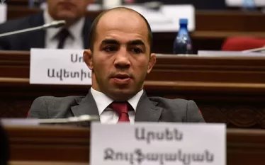 Կարծում եմ, շատերն են տեղյակ՝ ըմբշամարտի աշխարհի առաջնությունն է: Շնորհավորում եմ հնագույն մարզաձևի երկրպագուներին գեղեցիկ սպորտային տոնի կապակցությամբ և Հայաստանին՝ նվաճված մեդալների առիթով:   Տեղեկացա, որ ՀՀ-ում իրեն սպառած, բայց դեռևս վարչապետ հանդիսացող պաթոլոգիկ սուտասանը, որը վաղուց պետք է վերացած լիներ հանրային դաշտից, հերթական անգամ զառանցել է: Այս մասին գրել է ԱԺ նախկին պատգամավոր Արսեն Ջուլֆալակյանը։  «Տուրք չտալով այս ոչնչության առաջացրած զզվանքին` կարճ կասեմ։  Երբ հայրս ու ես օլիմպիական ու աշխար