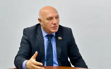 Մինչ օրս հայ հասարակությունը կառավարվել է արմատականների կողմից։ Նրանք ապրել են դատարկ երազանքների, հիվանդ մտածողության, նոր տարածքների ձեռքբերման և «ծովից ծով Հայաստանի» վրա կառուցված պետականության երազանքով և տեսել են դրա դառը հետևանքները։ Եթե նրանք ցանկանան այսպես շարունակել, ապա կբախվեն ավելի մեծ ողբերգությունների։ Ընդհանուր առմամբ, Հայաստան կոչվող պետության գոյությունը կարող է կասկածի տակ դրվել...», սա ասում է ադրբեջանցի պատգամավոր Արզուխան Ալիզադեն՝ հավելելով, որ եթե Ադրբեջանի կողմից պարտադրվող սահմանա
