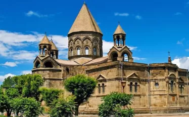 Մայր աթոռը դատապարտում է Միքայել արքեպիսկոպոս Աջապահյանի նկատմամբ դատարանի այսօրվա վերդիկտը և զգուշացնում, որ օրենքով սահմանված բոլոր հնարավորություններն օգտագործելու է՝ հասնելու արքեպիսկոպոսի հանդեպ արդարության վերականգնմանը: Այդ մասին այսօր հայտարարություն է տարածել Մայր աթոռի տեղեկատվական համակարգը։ «Միքայել արքեպիսկոպոս Աջապահյանին ակնհայտ շինծու մեղադրանքներով մեղավոր ճանաչելու դատարանի այսօրվա վերդիկտը լրջագույն հարված հասցրեց Հայաստանում արդարադատությանը և արդարադատության մարմինների հեղինակությանը: Ե