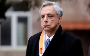 Փաշինյանի կառավարության որոշումը՝ հանել Արարատ լեռան պատկերը մուտքի և ելքի անձնագրային կնիքներից, իսկ հետո նաև այն հեռացնելու մասին խոսակցությունները Հայաստանի զինանշանից, մեր ազգային պատմության մեջ մտահոգիչ պահ են նշանավորում։ Սա պարզապես ձևավորման կամ խորհրդանիշի հարց չէ․ սա արժանապատվության, պատմության և ինքնության հարց է։ Այս մասին ֆեյսբուքյան իր էջում գրել է ՀՀ նախկին արտգործնախարար Վարդան Օսկանյանը:  «Արարատ լեռը երևում է Երևանից և Հայաստանի տարբեր անկյուններից։ Նրա ձյունածածկ գագաթները տիրում են մեր 