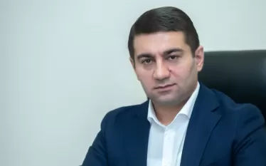 Մի կողմից անշեղորեն կատարում են Թուրքիայի ներդրած պլանը, հաջորդ կողմից ընտրական առաջարկ-վաճառք են անում ժողովրդին, ասում են՝ տեսեք, Ձեր զավակները պետք է մեկ ու կես տարի ծառայեն: Այս մասին ասել է «Հայաստանը ես եմ» նախաձեռնության ղեկավար Նաիրի Սարգսյանը:  «Պետք է ստեղծել Հայաստանում պրոֆեսիոնալ բանակ, որի հիմքերը կա, որի ներուժը կա և այդ 18-20 տարեկան երեխաները պետք է ծառայեն ըստ մասնագիտությունների, ոչ թե բոլորը պարտավորված գնան առաջնագծում սահման պահեն:  Այսինքն՝ այս մարդը շարունակում է քանդել, շարունակում 