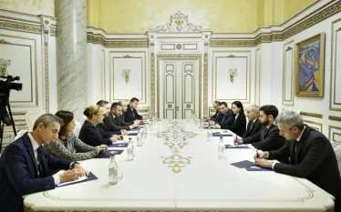 Վարչապետ Նիկոլ Փաշինյանն ընդունել է «Եվրանեսթ» խորհրդարանական վեհաժողովի բյուրոյի անդամներին։  Վարչապետը ողջունել է նրանց այցը Հայաստան և «Եվրանեսթ» Խորհրդարանական վեհաժողովի 12-րդ լիագումար նիստի անցկացումը Երևանում։ Նիկոլ Փաշինյանը հույս է հայտնել, որ նիստը կանցնի արդյունավետ և կարևորել միջխորհրդարանական ակտիվ երկխոսությունն ու համագործակցությունը։  Հաջորդիվ վարչապետն անդրադարձել է Հայաստան–Եվրոպական միություն հարաբերությունների հետագա զարգացմանն ու խորացմանը։ Երկրի ղեկավարը նշել է, որ ՀՀ Կառավարությունը 