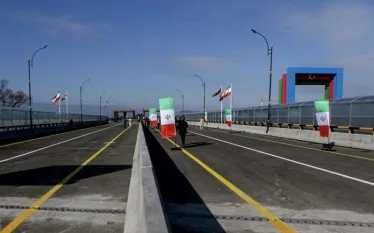 Իրանի արտգործնախարար Աբբաս Արաղչին հայտարարել է, որ վերջին մեկ տարվա ընթացքում Իրանի և Ադրբեջանի նախագահի միջև յուրաքանչյուր հանդիպման, ինչպես նաև՝ երկու երկրների պաշտոնյաների միջև յուրաքանչյուր այցի և հանդիպման ժամանակ բարձրացվել է սահմանի ուղևորատար երթուղու փակ լինելու հարցը։  Ըստ IRNA-ի՝ նախարարը նշել է, թե Բաքուն հայտարարել է, որ փակ են Ադրբեջանի բոլոր սահմանները, ոչ միայն՝ Իրանի հետ սահմանը։   «Ադրբեջանը խոստացել է վերանայել իր որոշումը, և մենք դեռ սպասում ենք։ Այս սահմանի բացումը Ադրբեջանի հետ մեր հա