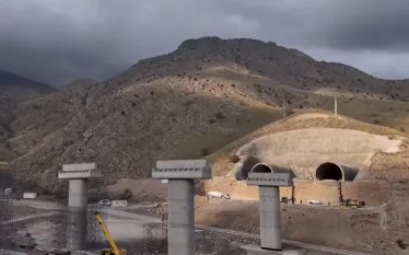 «Զանգեզուրի միջանցքում» աշխատանքները շարունակվում են շուրջօրյա։  Այս մասին հայտնում է ադրբեջանական Xəzər TV-ին՝ նշելով, որ  այս նախագիծը տարածաշրջանի ուշադրության կենտրոնում է եղել հինգ տարի շարունակ։   «Նախագծի ադրբեջանական հատվածի աշխատանքների 95%-ը, որը համարվում է Արևելքի և Արևմուտքի միջև հիմնական տարանցիկ հանգույցներից մեկը, արդեն ավարտվել է։  «Զանգեզուրի միջանցքը» ռազմավարական նշանակություն ունի ոչ միայն Ադրբեջանի և հարևան երկրների, այլև ավելի լայն աշխարհագրական տարածաշրջանի համար: Այս ճանապարհը կկրճա