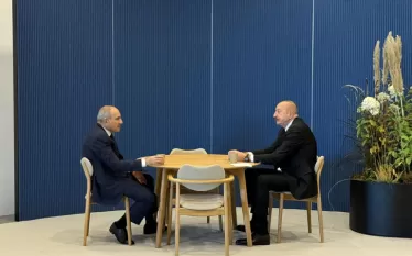 ԱՊՀ գլխավոր քարտուղար Սերգեյ Լեբեդևը հայտնել է, որ Դուշանբեում ընթացող ԱՊՀ գագաթնաժողովի շրջանակներում Ադրբեջանի նախագահ Իլհամ Ալիևը և Հայաստանի վարչապետ Նիկոլ Փաշինյանը ջերմ զրույց են ունեցել, որի ընթացքում քննարկել են տարածաշրջանում խաղաղության և անվտանգության ամրապնդման ուղղությամբ հետագա առաջընթացը։ Այս մասին փոխանցում է ՌԻԱ «Նովոստին»:  «Եվ ոչ միայն եղանակը, այլև Դուշանբեում տիրող իրավիճակը՝ գեղեցիկ, տոնական, նպաստեց նրան, որ շատ հանդիպումներ և քննարկումներ դրական արդյունքների հանգեցրին։  Դուք ինքներդ 