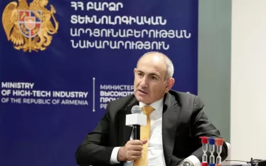 ՀՀ վարչապետ Նիկոլ Փաշինյանը ՏՏ ոլորտի մասնագետների հետ հանդիպման ընթացքում անդրադարձել է երկրի ապագայի տեսլականին՝ շեշտելով, որ Հայաստանի Հանրապետության տարածքն է մեր «երազանքի հայրենիքը»։   «Երկրի ապագայի մասին ես վերջին տարիներին միայն դրա մասին եմ խոսում։ Ես Հայաստանի ապագան պատկերացնում եմ միջազգային ճանաչված սահմաններով, բաց սահմաններով, խաղաղ, ժողովրդավարական և իրավական պետություն՝ 29 743 քառակուսի կիլոմետր տարածքով։ Բայց այստեղ մի հիմնարար խնդիր կա․ թվում է տարօրինակ, որ այսօր այս թեմայով ենք խոսում,