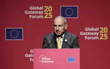 Վարչապետ Նիկոլ Փաշինյանը Բրյուսելում մասնակցել է «Համաշխարհային դարպասներ» երկրորդ համաժողովին, որին ներկա են եղել նաև մեկ տասնյակից ավելի երկրների նախագահներ և վարչապետներ: Համաժողովում ողջույնի խոսքով նախ հանդես է եկել Եվրոպական հանձնաժողովի նախագահ Ուրսուլա ֆոն դեր Լայենը:  Վարչապետ Նիկոլ Փաշինյանն իր ելույթում, մասնավորապես, նշել է.  «Տիկին Նախագահ, Ձերդ գերազանցություններ, Պատվարժան գործընկերներ, Տիկնայք և պարոնայք,  Կցանկանայի նախ և առաջ շնորհակալություն հայտնել նախագահ ֆոն դեր Լայենին «Համաշխարհային 