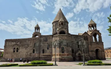 Սույն թվականի հոկտեմբերի 15-ի լուսադեմին իրավապահ համակարգի ներկայացուցիչները Արագածոտնի թեմի Հովհաննավանքի սպասավոր Տ․ Արամ քհն․ Ասատրյանի հրապարակած ստահոդ տեղեկությունների և «Իրազեկ Քաղաքացիների Միավորում» ՀԿ նախագահ Դանիել Իոաննիսյանի հաղորդման հիման վրա խուզարկություններ են իրականացրել Արագածոտնի թեմի առաջնորդարանում, Արագածոտնի թեմի առաջնորդ Գերշ․ Տ․ Մկրտիչ եպս․ Պռոշյանի և Արագածոտնի թեմի քահանաների ու աշխատակիցների բնակարաններում, այս մասին հայտարարություն է տարածել Մայր Աթոռ Սուրբ Էջմիածինը։   «Այս 