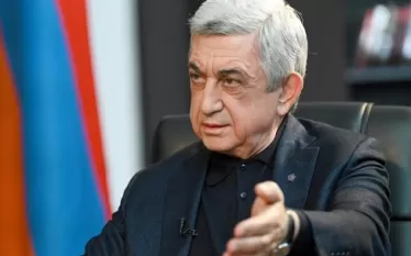 44-օրյա պատերազմի հանգամանքներն ուսումնասիրող հանձնաժողովի զեկույցն ուղարկվել է ԱԺ առաջին բաժին, նույնիսկ ոչ գաղտնի մասը չի ներկայացվել հանրությանը։ Հարցի կապակցությամբ լրագրողները ՀՀ երրորդ նախագահ Սերժ Սարգսյանին խնդրեցին մեկնաբանությամբ հանդես գալ։  «Այո, հանձնաժողովի զեկույցն ուղարկել են արխիվ, բայց արդյոք կարողանալու՞ են արխիվ ուղարկել կապիտուլյացիայի իրենց մեղքը։ Իհարկե, չեն կարողանալու»,- ընդգծեց ՀՀ երրորդ նախագահը։  «Իմ կարծիքով՝ հանձնաժողովի ստեղծվելուց հետո հաձաժողովականներին  ասել են՝ «հանգիստ աշ