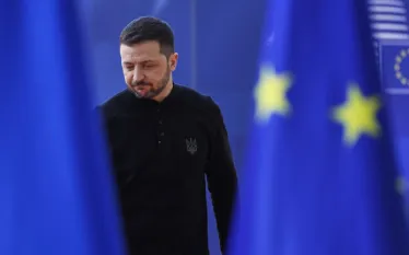 Ուկրաինայի նախագահ Վլադիմիր Զելենսկին ԵՄ գագաթնաժողովի շրջանակներում պաշտոնական այցով գնտվում է Բրյուսելում:   Բրյուսելում Անտոնիու Կոշտայի հետ լրագրողների հարցերին պատասխանելիս Զելենսկին հայտարարել է, որ նույնիսկ պատժամիջոցները նախկինում անհնար էին թվում, բայց որոշում կկայացվի նաև «Տոմահավկ»-երի վերաբերյալ:  «Ոչ մի տարածքային զիջում», - հայտարարել է Զելենսկին Բրյուսելում:  Նշենք, որ շրջանառվում է Դոնբասը Ռուսաստանին զիջելու հարցը, ինչը պիտի քննարկվեր նաև վերջերս չեղարկված Պուտին-Թրամփ հանդիպման ժամանակ:  «