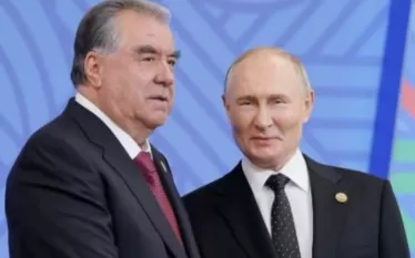 Ռուսաստանի նախագահը գտնվում է Տաջիկստանում՝ չնայած Միջազգային քրեական դատարանի (ՄՔԴ)  արձակած ձերբակալման հրամանագրին։ Տաջիկստանը, որպես Միջազգային քրեական դատարանի Հռոմի կանոնադրության մասնակից պետություն, չի կատարել Կանոնադրությամբ ստանձնած իր պարտավորությունները՝ ձերբակալման հրամանագիրը կատարելու վերաբերյալ։ Դրա մասին ասված է Տաջիկստանում Եվրոպական Միության պատվիրակության հայտարարության մեջ։  «Միջազգային քրեական դատարանը ձերբակալման հրամանագիր է արձակել Վլադիմիր Պուտինի նկատմաամբ՝ միջազգային հանցագործութ