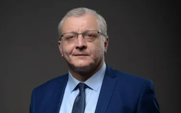 Սա այլևս Եկեղեցու մասին չէ․ սա պայքար է ազատության համար:  Այս մասին գրել է քաղաքագետ Սուրեն Սուրենյանցը:  «Այսօր Արագածոտնի թեմում տեղի ունեցող զարգացումները վաղուց դուրս են եկել իրավական գործընթացի սահմաններից։  Մենք գործ ունենք քաղաքական ճնշման հետ, որի նպատակը ոչ միայն Եկեղեցու չեզոքացումն է, այլև՝ ազատության սահմանափակումը և ավտորիտար համակարգի անշրջելիության ապահովումը։  Քննչական կոմիտեն հայտարարել է, որ քննվում է քրեական գործ՝ հավաքների ազատությանը խոչընդոտելու կամ քաղաքացիներին դրանց մասնակցելու հար